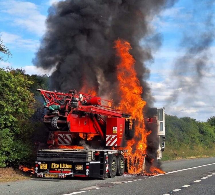 英國M11高速起重機起火事故